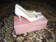 продаю туфли белые женские почти новые красивые 35 размер,  каблук 7 см